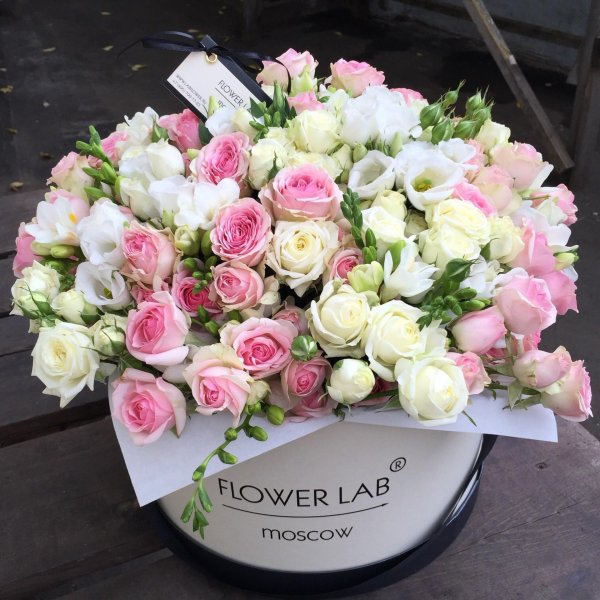 кустовые розы в коробке