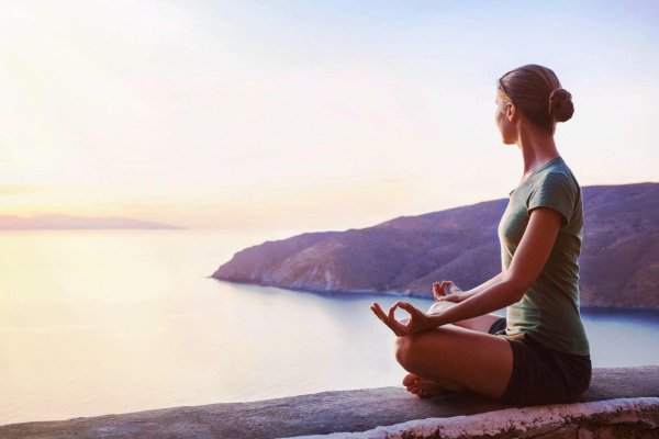 женщина медитирует