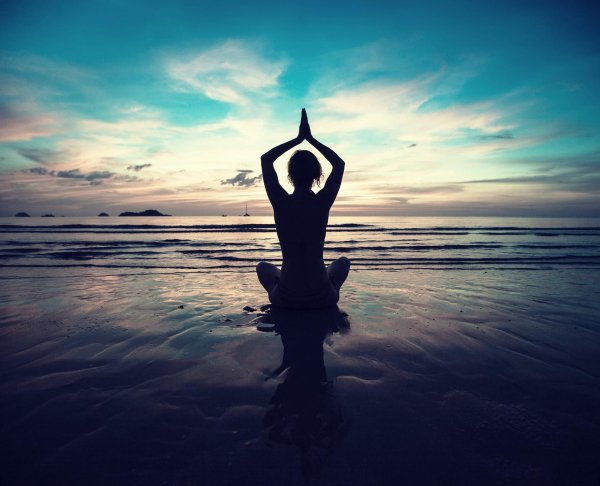 девушка медитирует на закате