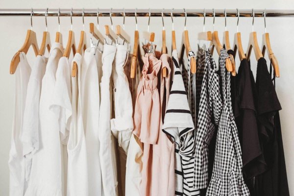 одежда на вешалках