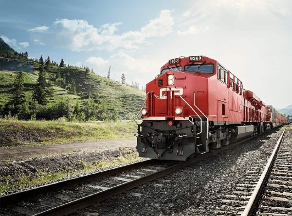 красный грузовой поезд