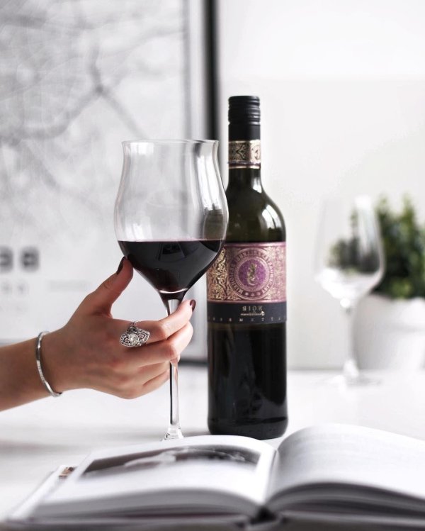 бутылка вина с бокалом