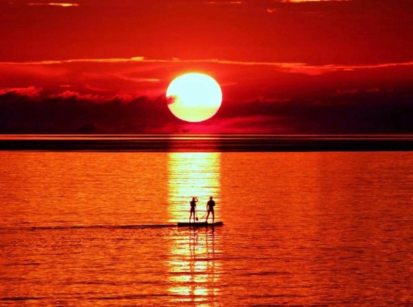 восход красного солнца