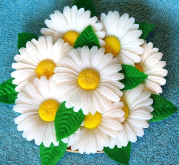 украшение торта ромашками