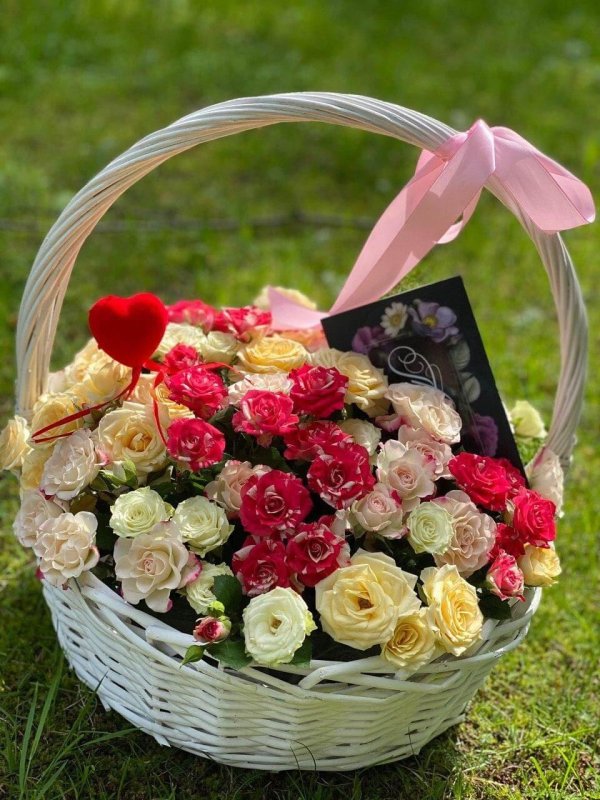 розы в корзинке