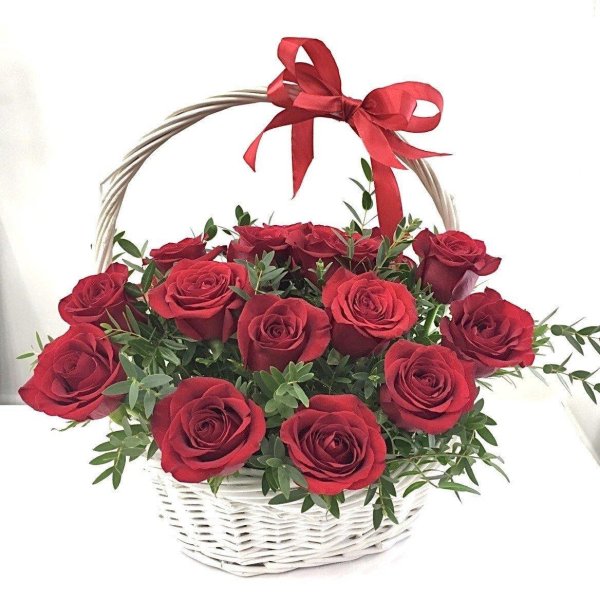 розы в корзинке