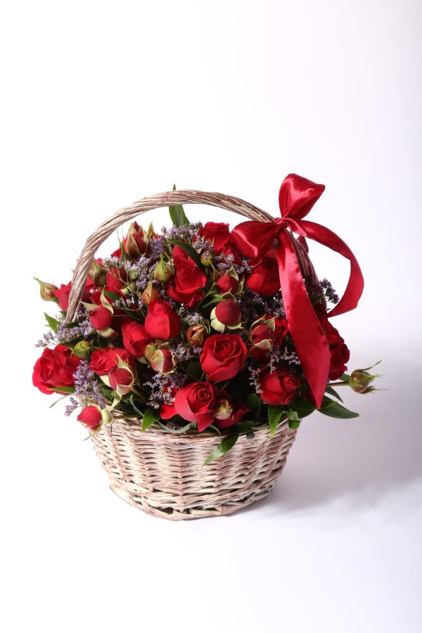 розы в корзине