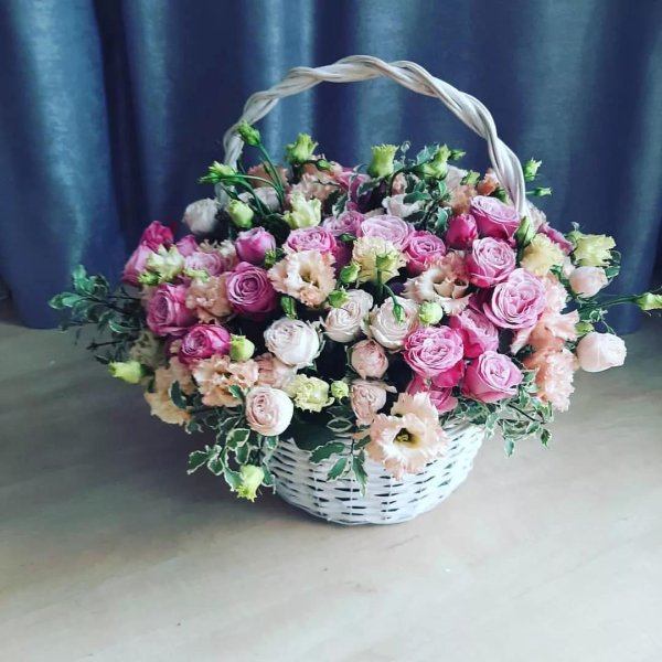 корзинка пионовидных роз