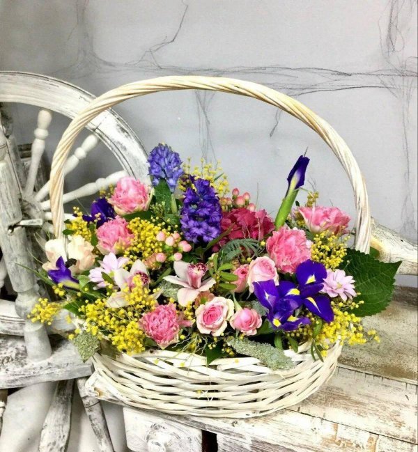 полевые цветы в корзинке