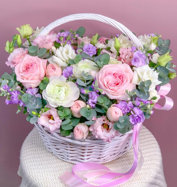 корзина пионовидных роз