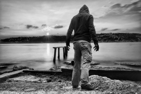 одинокий грустный мужчина