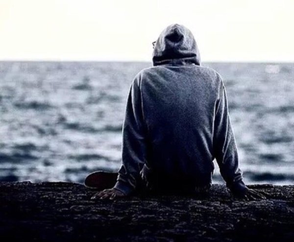 пацан в капюшоне