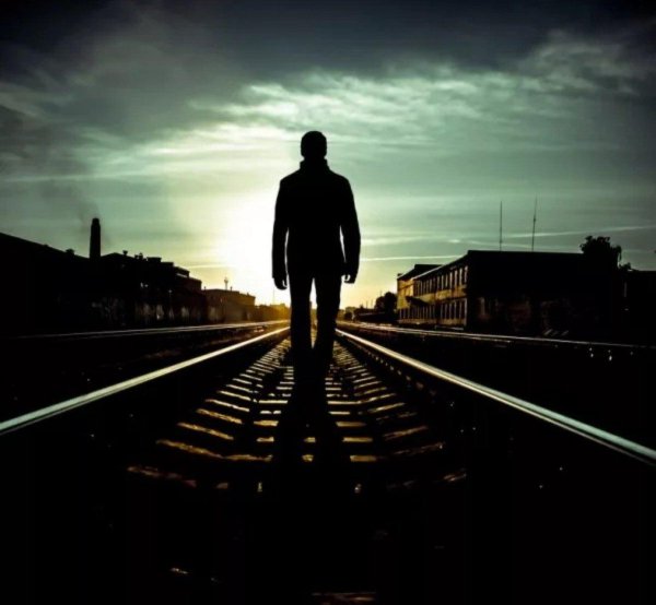 уходящий человек