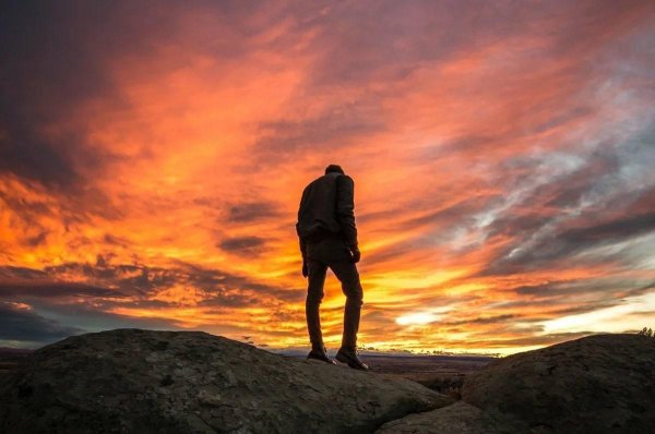 закат с человеком