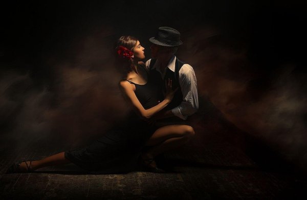 парень и девушка танцуют