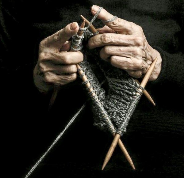 пенсионеры вяжут