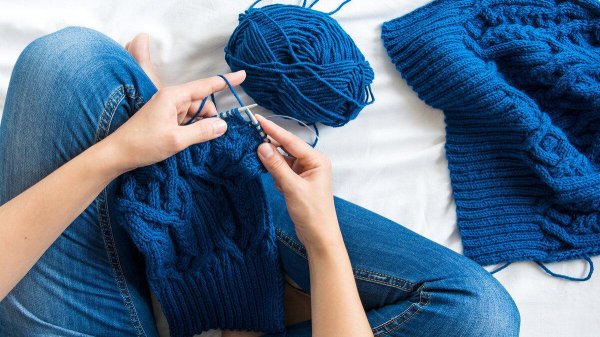 девушка с вязанием