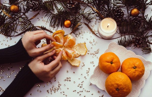 мандарины под елкой