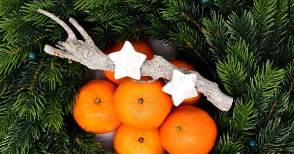 мандарины под елкой