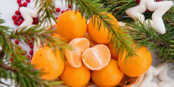 мандарины под елкой