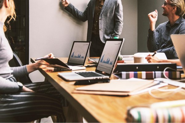 люди в офисе