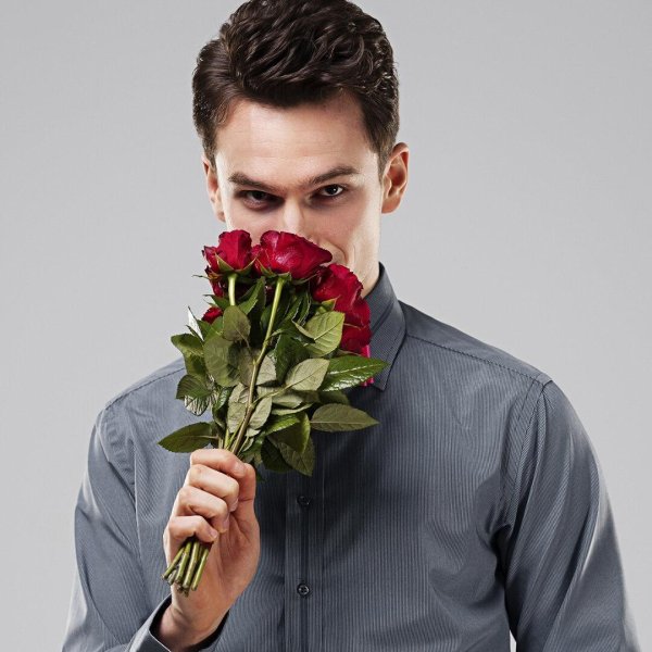 мужчина с розами