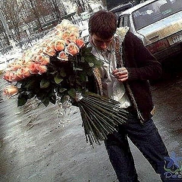 парень с цветами