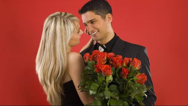 парень дарит девушке цветы