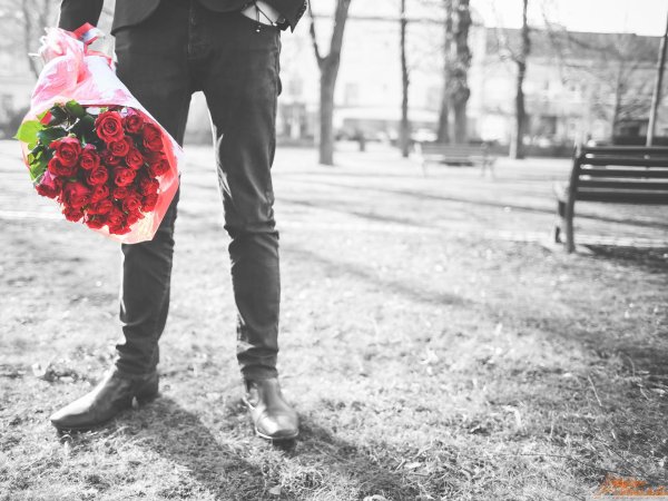 парень с цветами