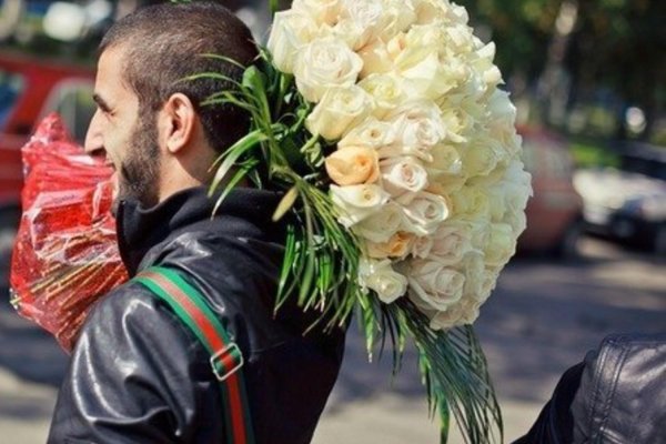 кавказец с цветами
