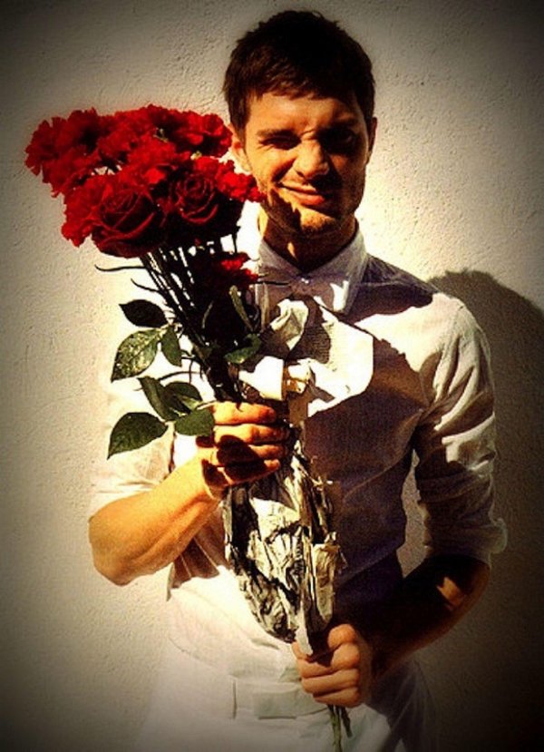 парень с цветами
