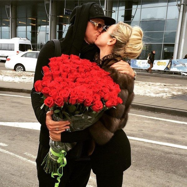 парень дарит цветы девушке