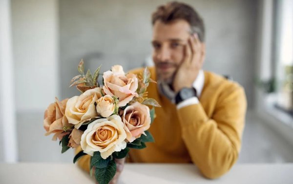 мужчина дарит цветы