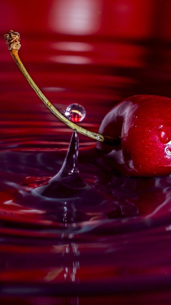 вишня в воде