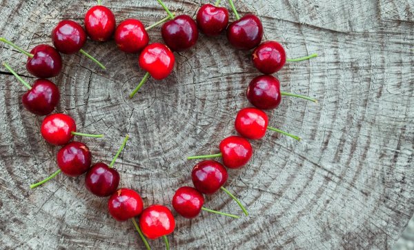 вишня сердечком