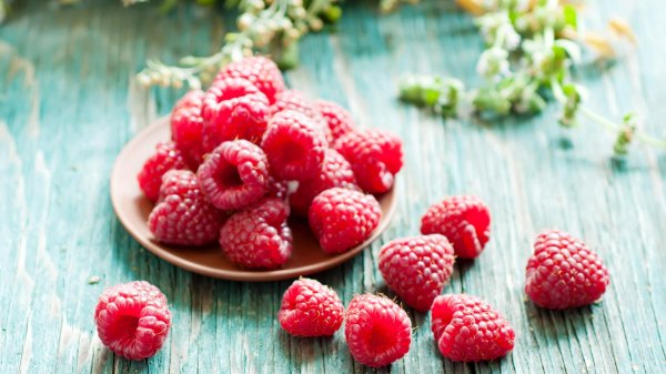 малина на столе