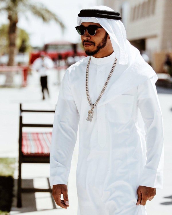 льюис хэмилтон в костюме араба