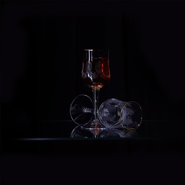 натюрморт на темном фоне