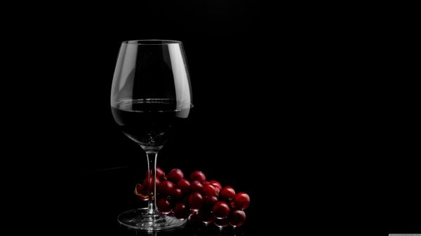 вино на черном фоне