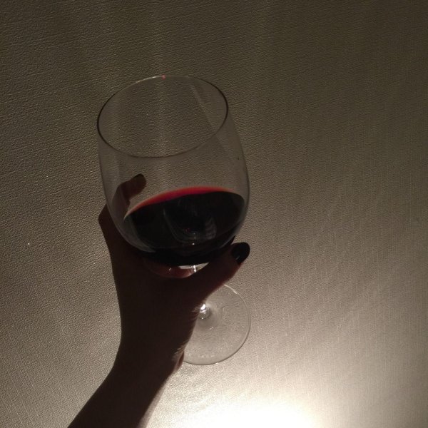 бокал в руке