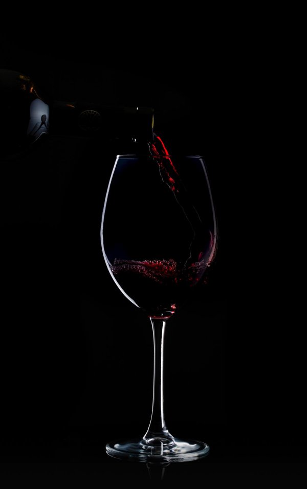 вино на черном фоне