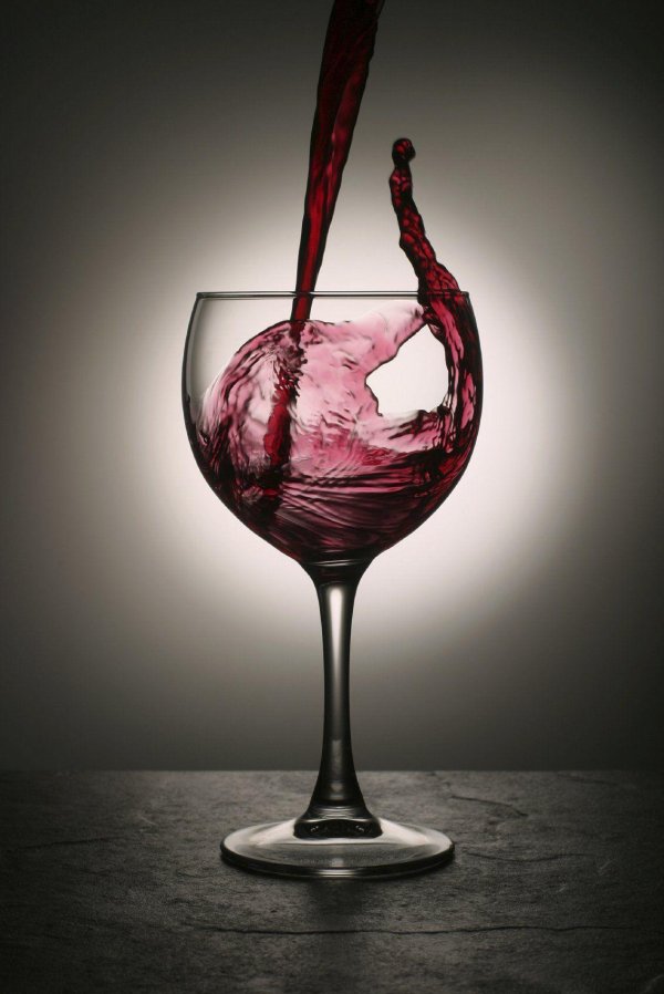 с бокалом вина