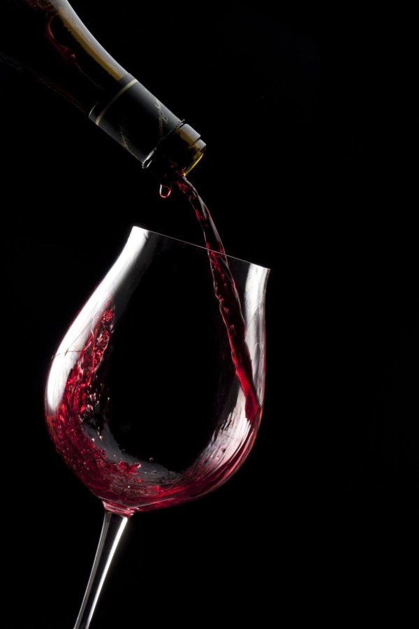 вино на черном фоне