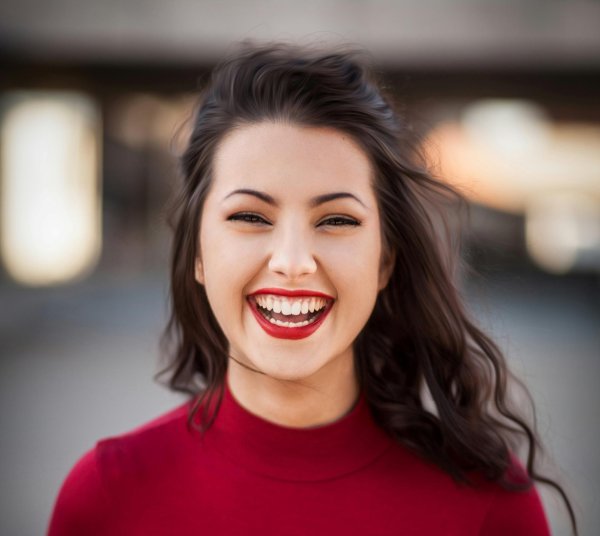 улыбающаяся женщина