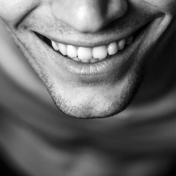 улыбка парня