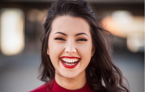 улыбается девушка