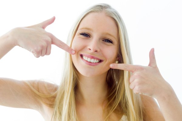 девушка чистит зубы