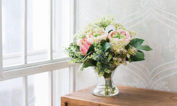 стильный букет цветов