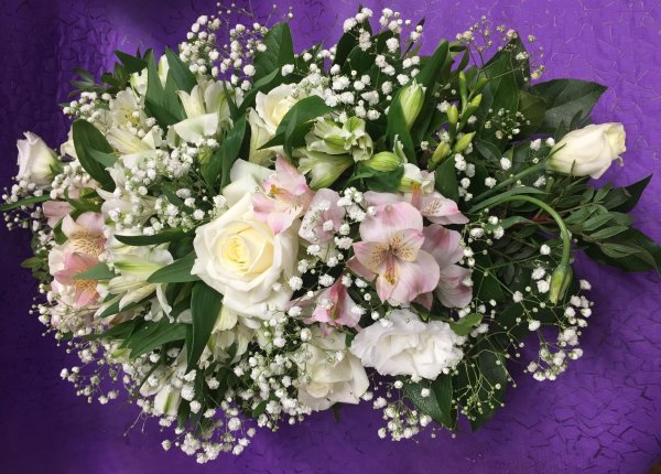 букет альстромерии и гипсофилы