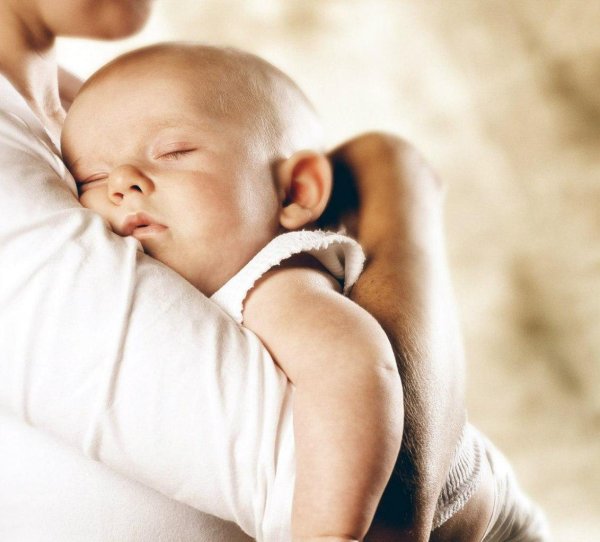 новорожденный ребенок на руках у мамы